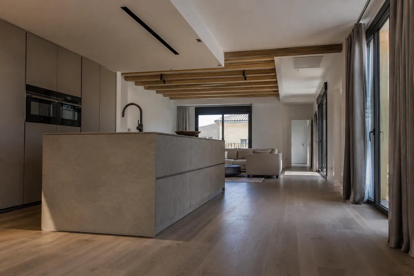 Salida lineal de climatización en el techo de una vivienda Salida lineal de climatización en el techo de una vivienda