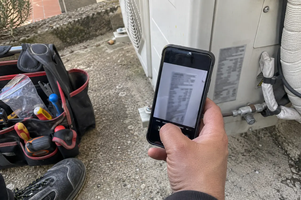 Fotografía de la placa de un equipo para preparar una consulta Fotografía de la placa de un equipo para preparar una consulta